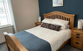 34 James St Cosy 2 Bedroom, Ground Floor Apartment, Garden